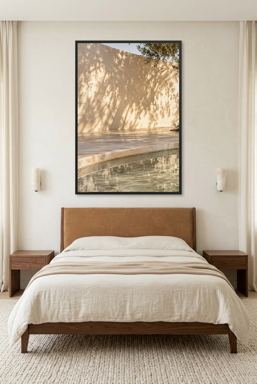 Le Mur Ombré — affiche en cadre noir dans une chambre