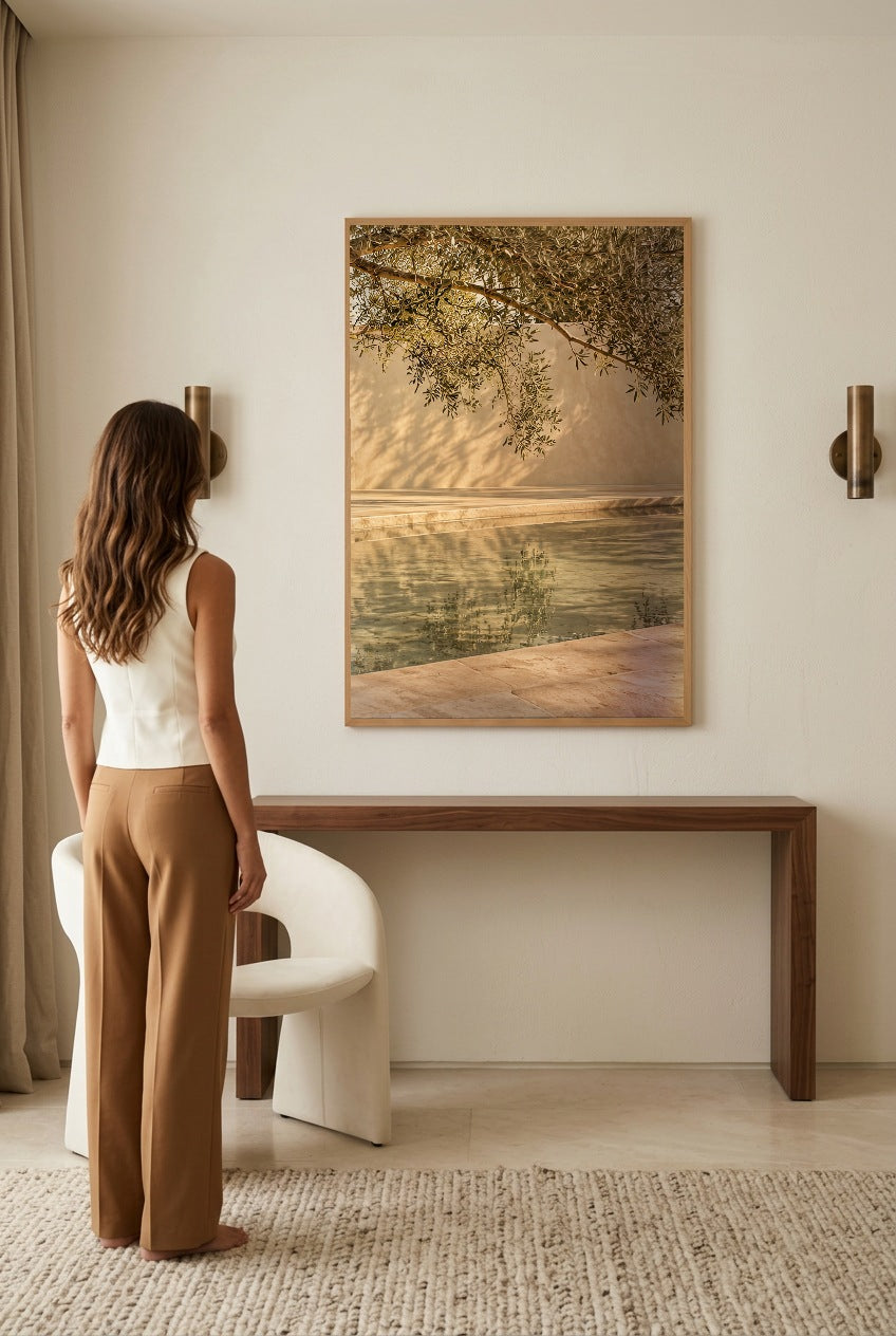 Le Reflet des Branches — femme qui admire l’affiche en cadre chêne