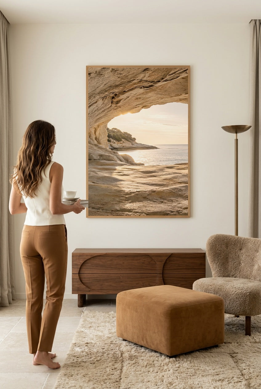L'Entrée de la Grotte — femme devant l'affiche en cadre chêne