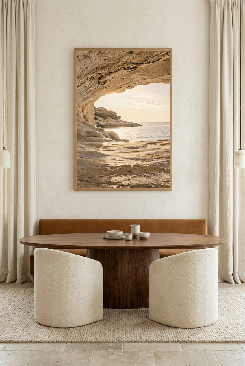 L'Entrée de la Grotte — affiche en cadre chêne dans une salle à manger