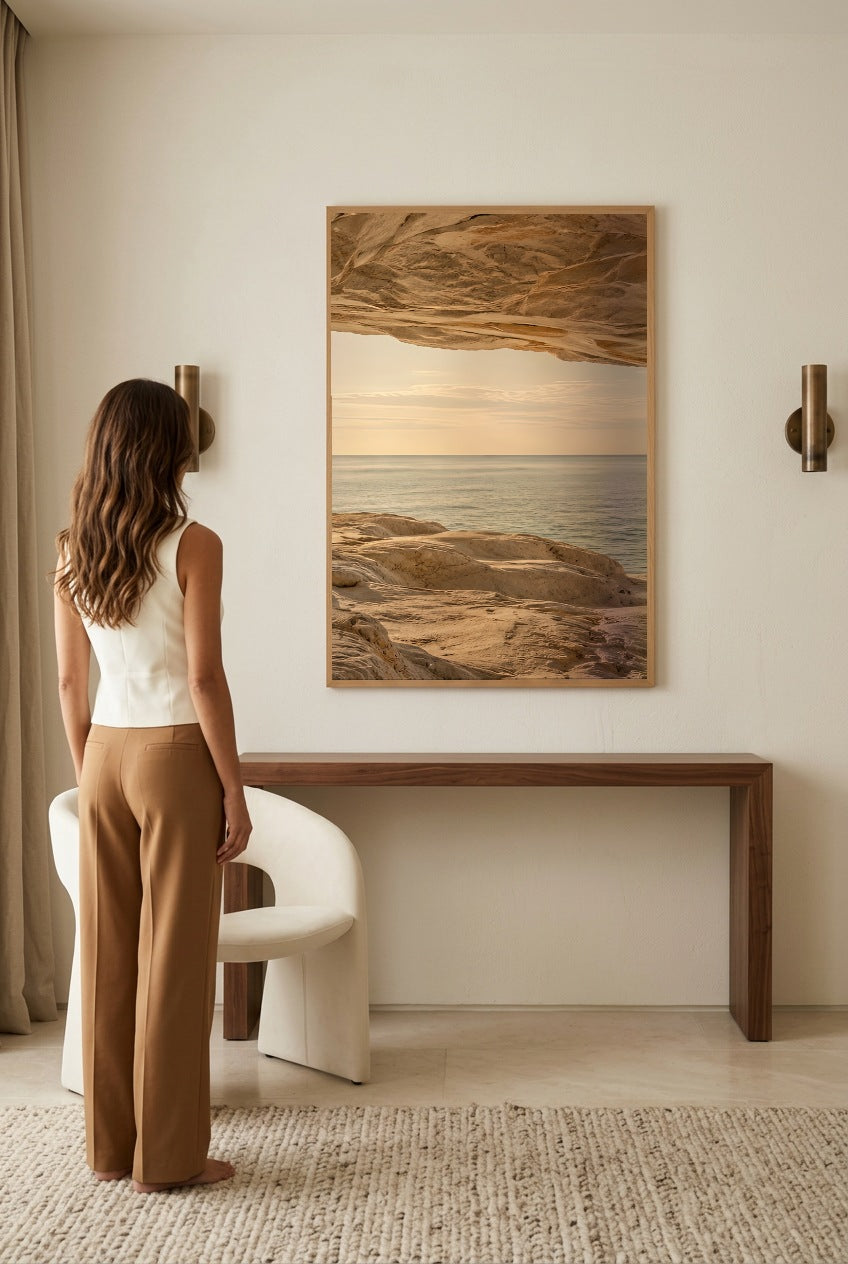 La Voûte de Roche — femme qui admire l’affiche en cadre chêne