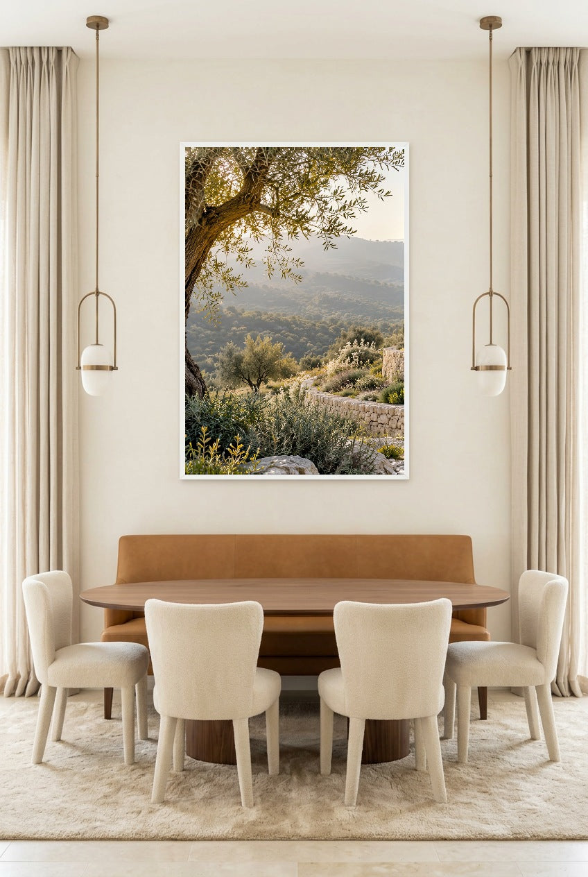 L'Olivier du Belvédère — affiche en cadre blanc au-dessus d’une table à manger