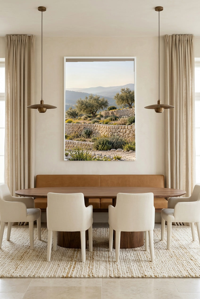 La Vallée Bleue — affiche en cadre blanc au-dessus d’une table à manger