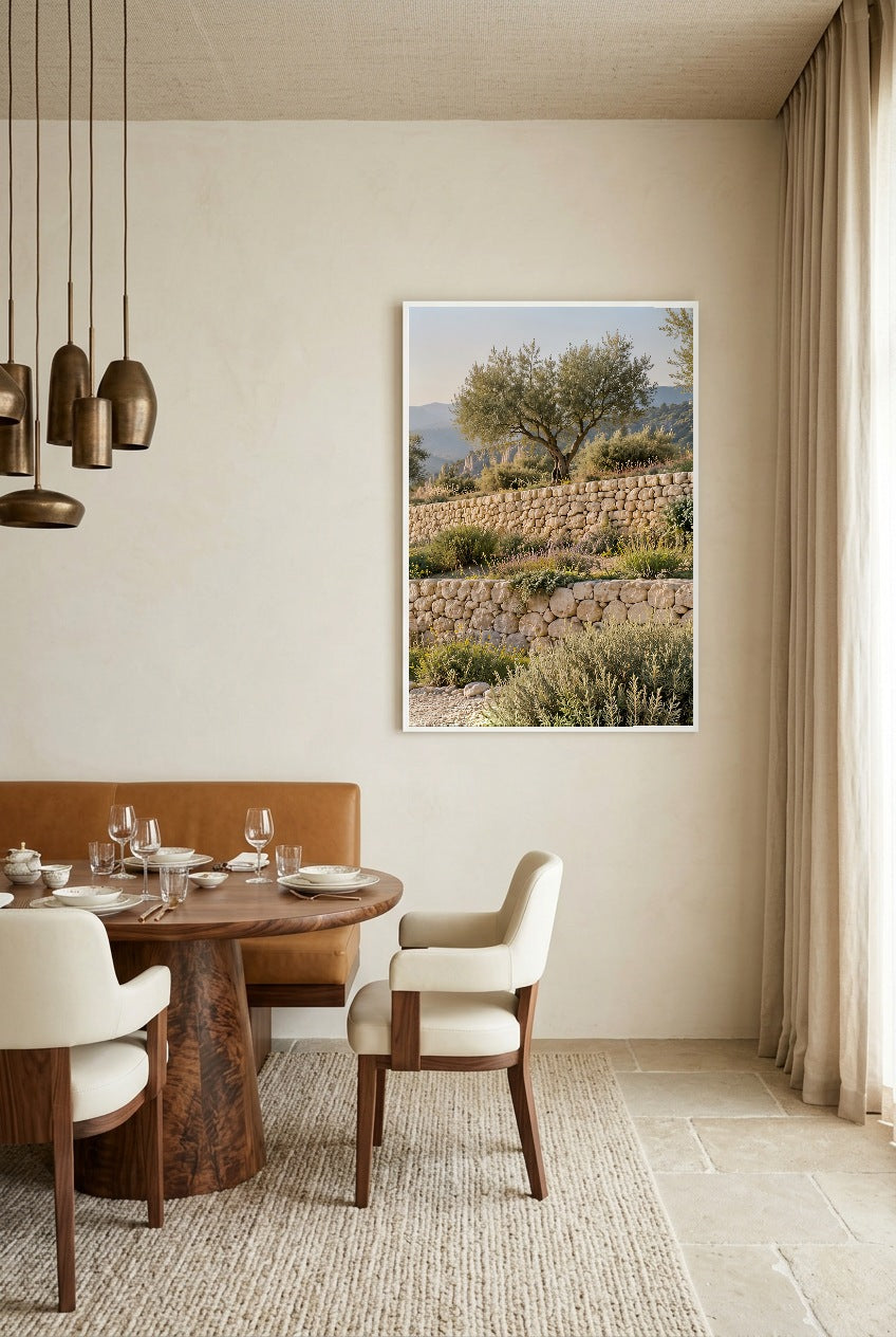 Les Murets de Pierre — affiche en cadre blanc au-dessus d’une table à manger