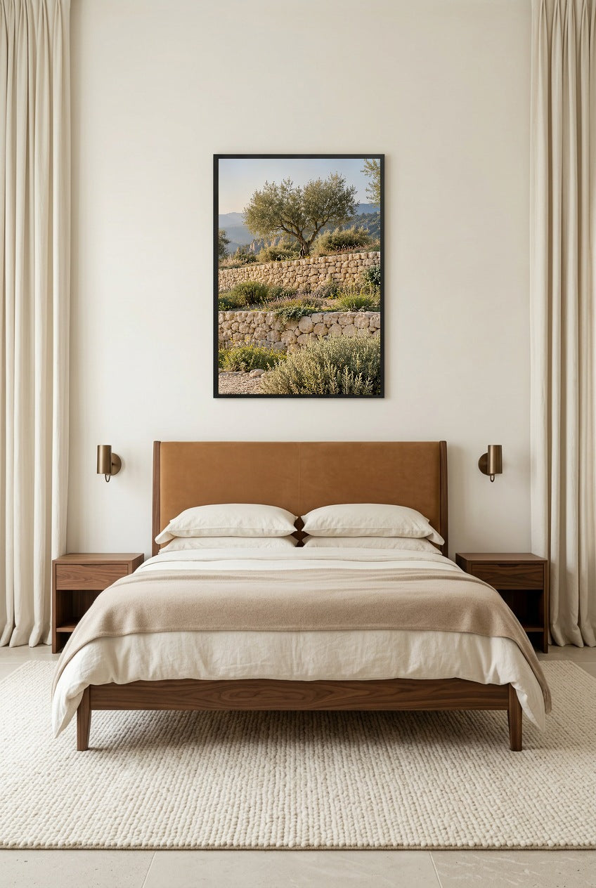 Les Murets de Pierre — affiche en cadre noir dans une chambre lumineuse