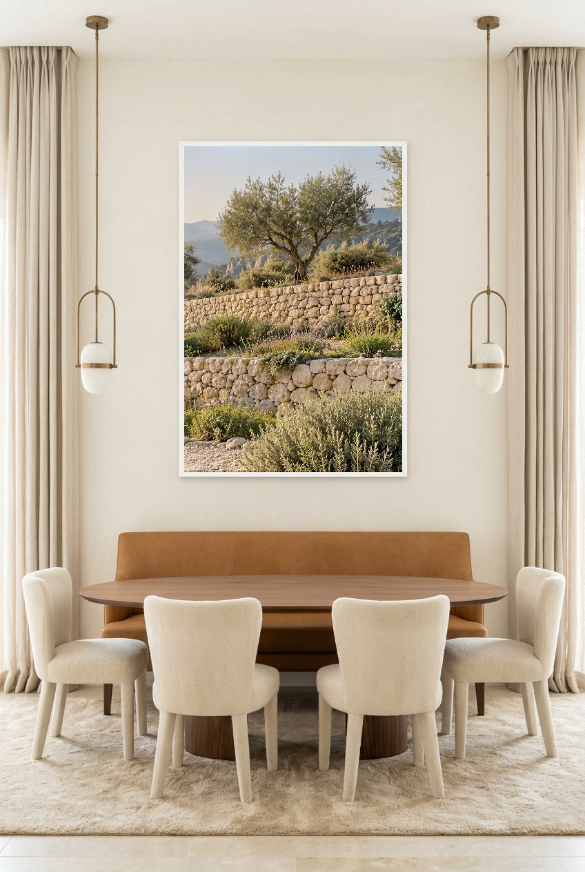 Les Murets de Pierre — affiche en cadre blanc au-dessus d’une table à manger, autre vue