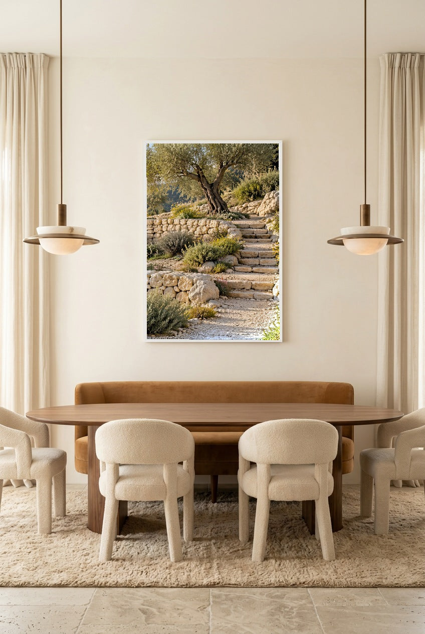 L'Escalier des Restanques — affiche en cadre blanc au-dessus d’une table à manger