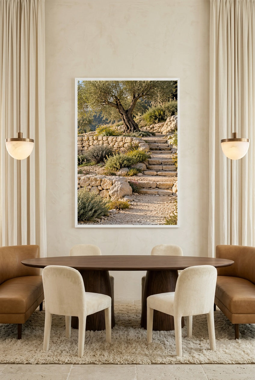 L'Escalier des Restanques — affiche en cadre blanc au-dessus d’une table à manger, autre vue