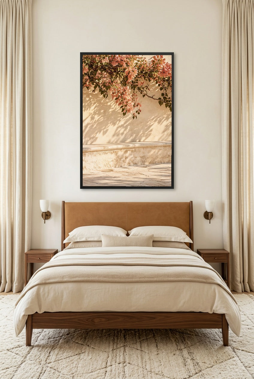 La Cascade Rose — affiche en cadre noir dans une chambre