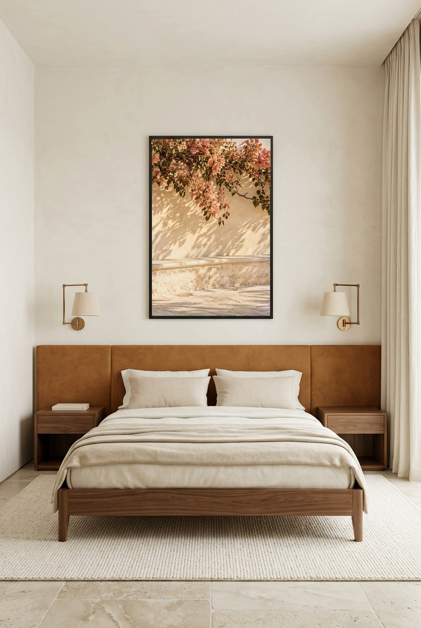 La Cascade Rose — affiche en cadre noir au-dessus d’un lit