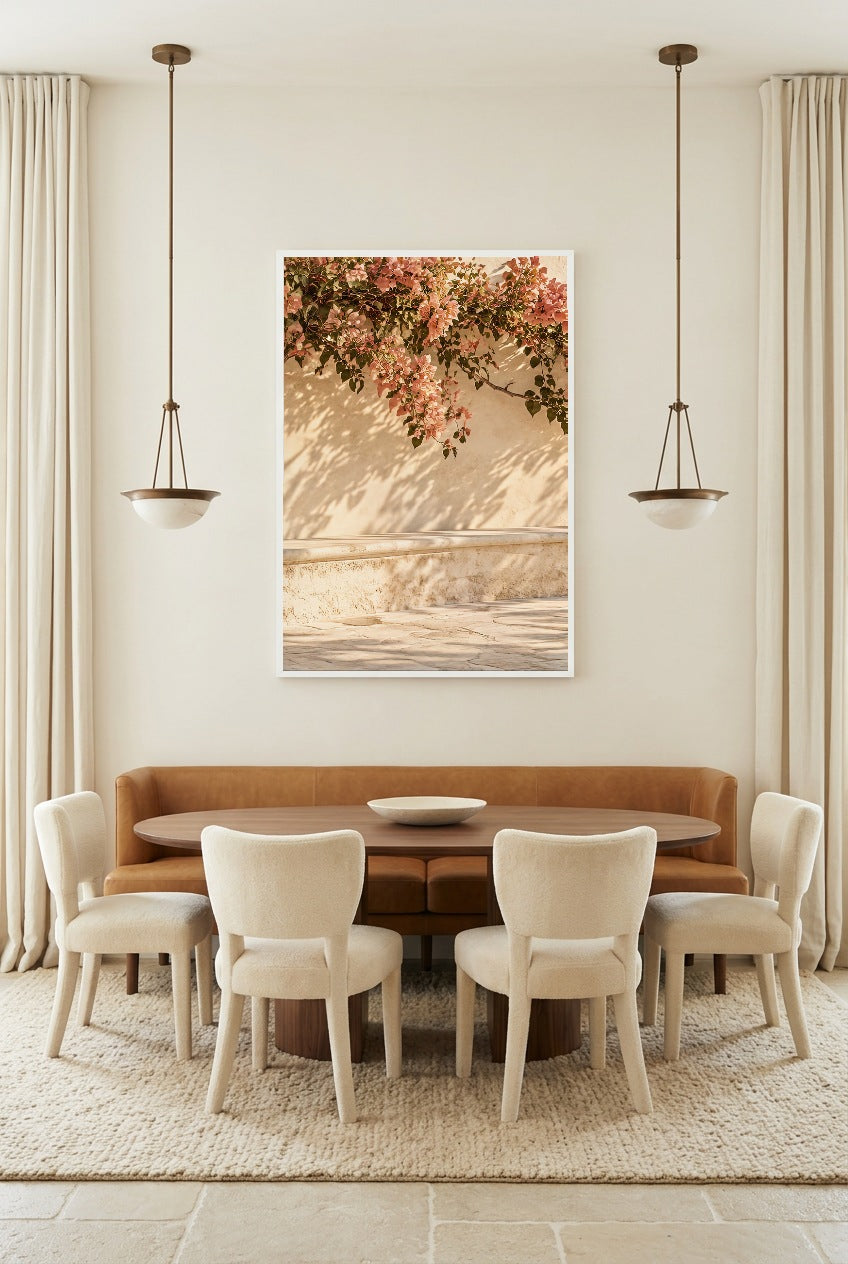 La Cascade Rose — affiche en cadre blanc au-dessus d’une table à manger