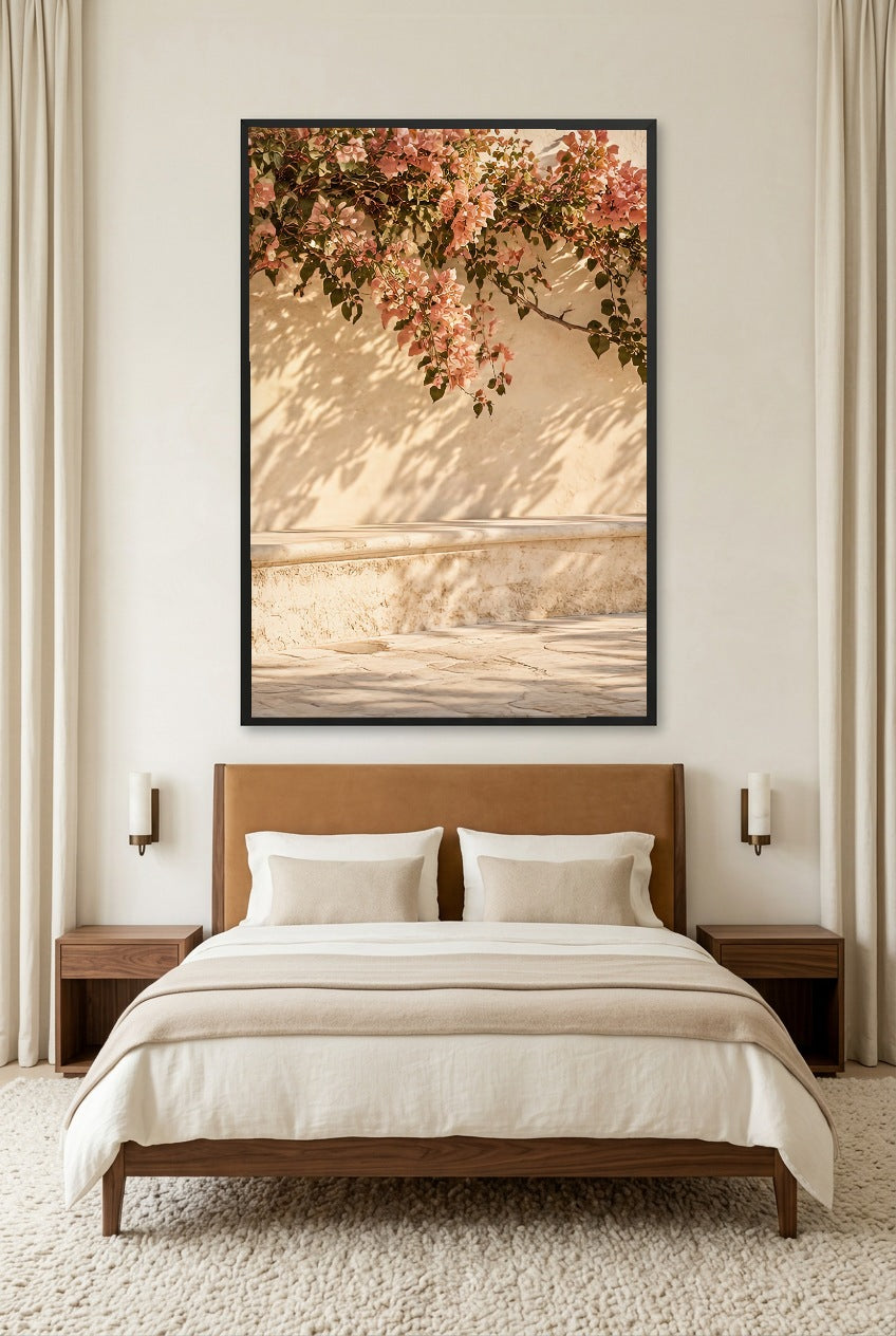 La Cascade Rose — affiche en cadre noir au-dessus d’un lit, autre vue