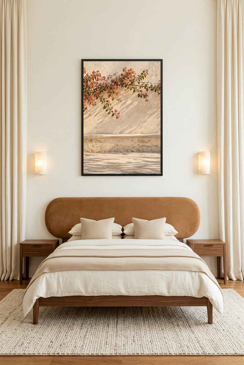 La Branche Fleurie — affiche en cadre noir dans une chambre