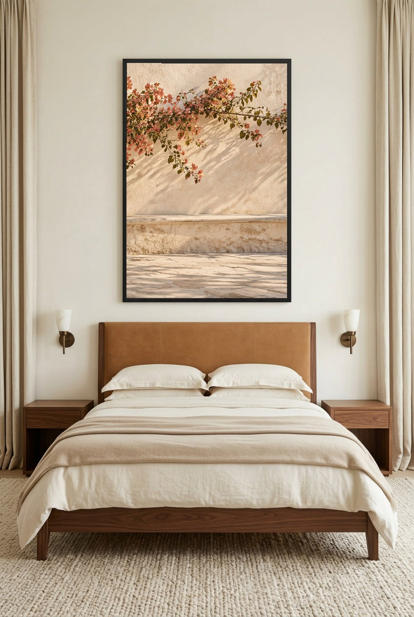 La Branche Fleurie — affiche en cadre noir dans une chambre lumineuse