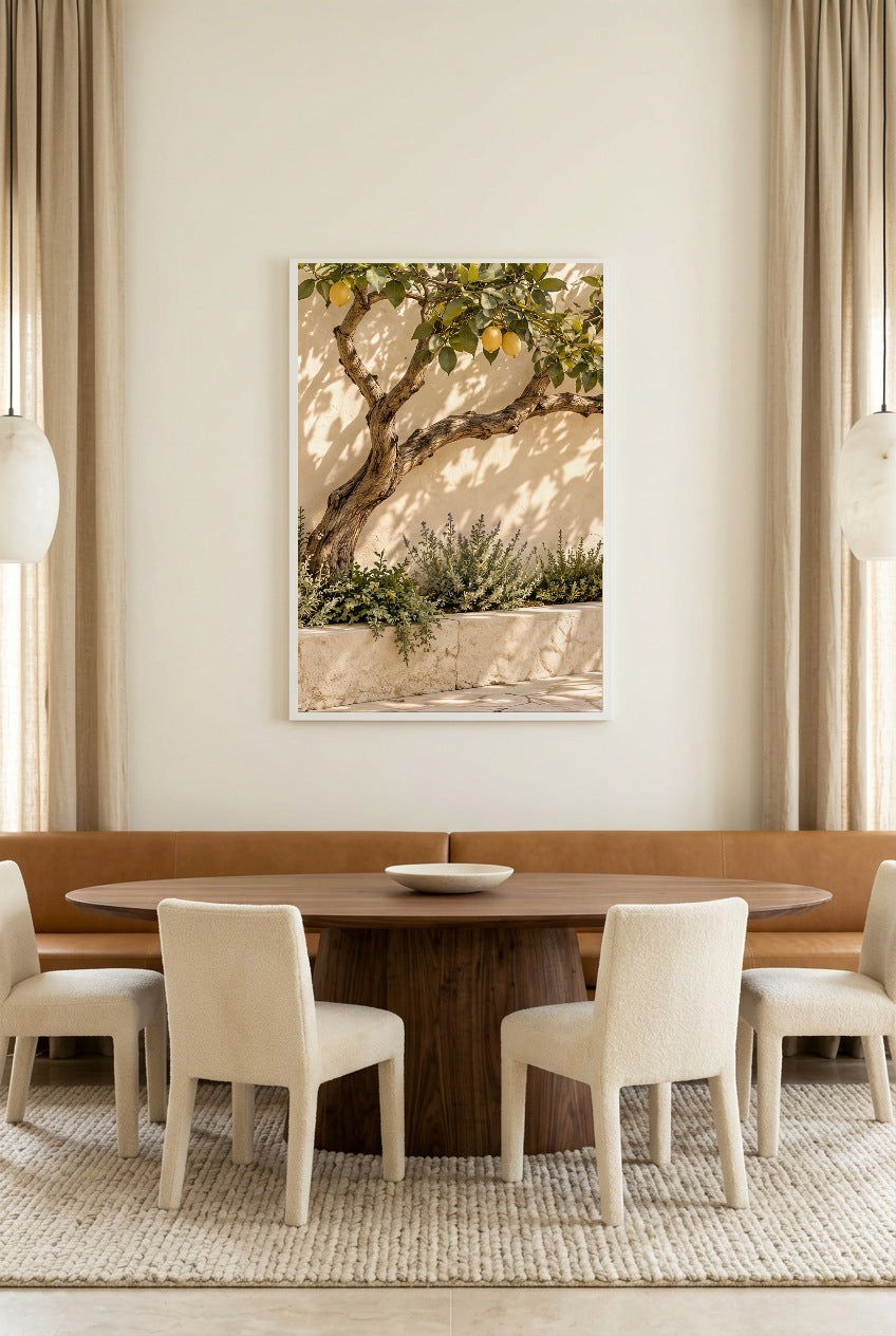 Le Tronc du Citronnier — affiche en cadre blanc au-dessus d’une table à manger, autre vue