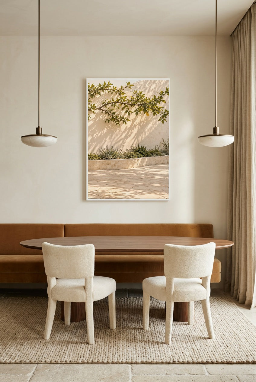 Le Muret de Lavande — affiche en cadre blanc au-dessus d’une table à manger