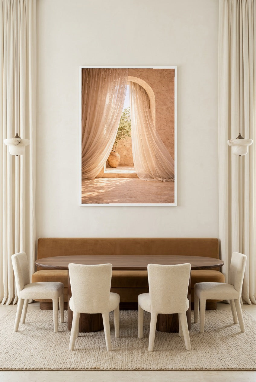 Gesluierd Licht — poster in witte lijst boven een eettafel