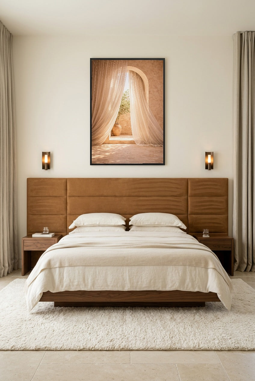 Gesluierd Licht — poster in zwarte lijst boven een bed