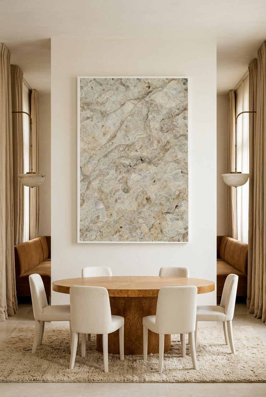 Calcário Fossilífero — poster com moldura branca numa sala de jantar