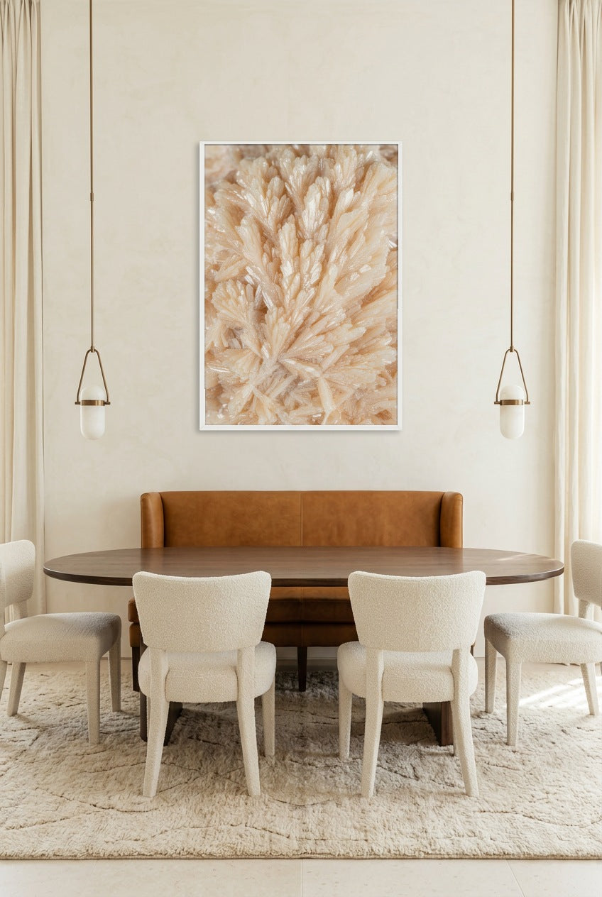 De Kristallen Waaier — poster in witte lijst boven een eettafel