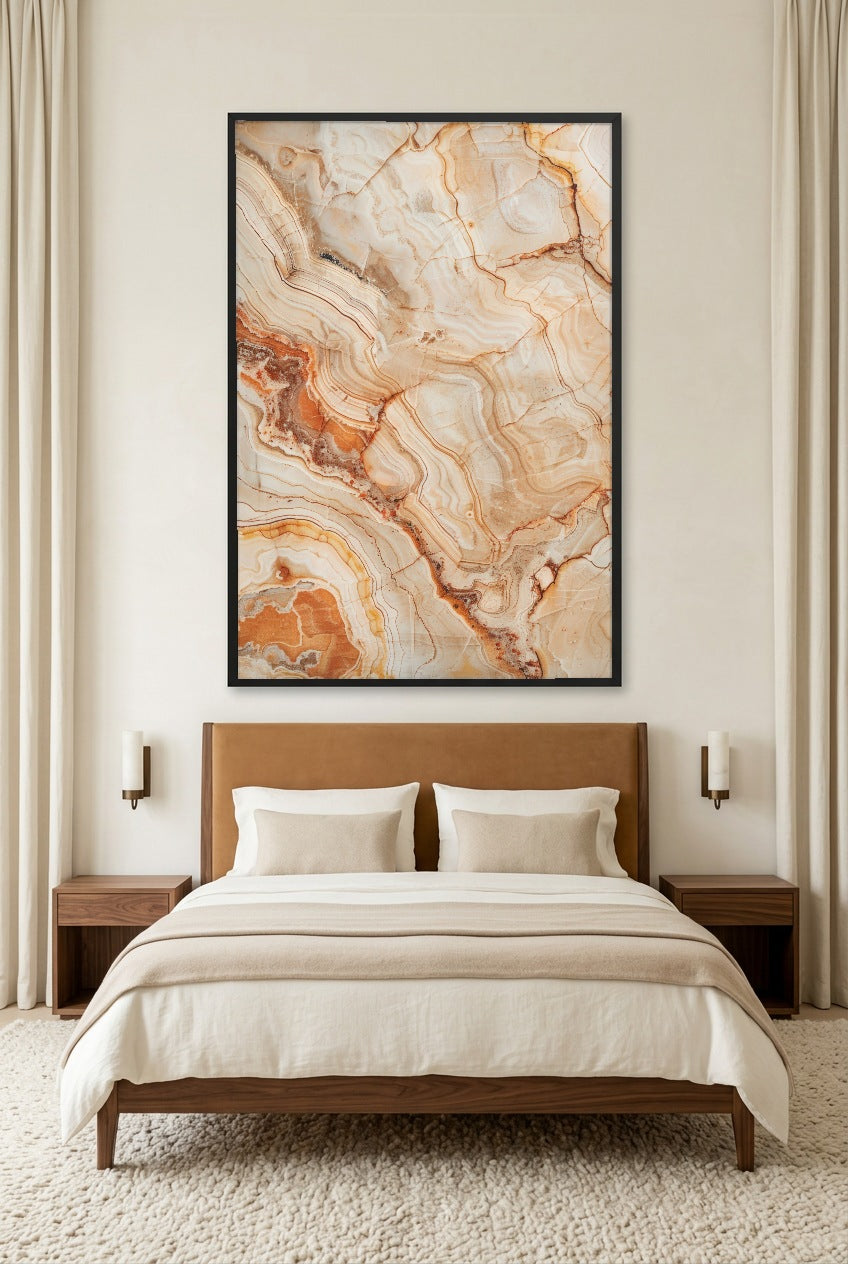 De Beige Onyx — poster in zwarte lijst boven een bed