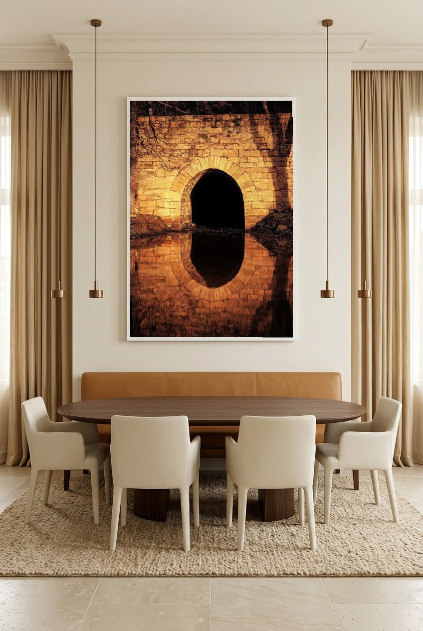 Der Goldene Bogen – Minimalistisches Poster mit goldenem Bogen und Spiegelung — Poster im weißen Rahmen im Esszimmer
