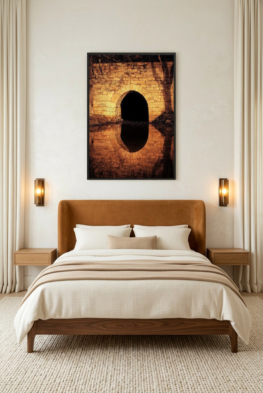 Der Goldene Bogen – Minimalistisches Poster mit goldenem Bogen und Spiegelung — Poster im schwarzen Rahmen im Schlafzimmer