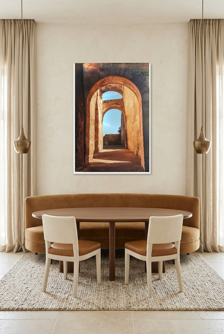 De Bogen van de Zon — poster in witte lijst boven een eettafel