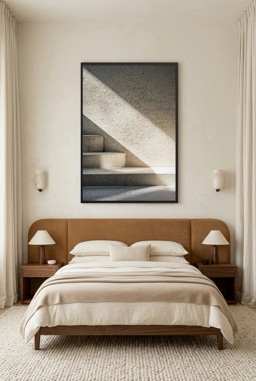 De Schaduw van de Middag — poster in zwarte lijst in een slaapkamer