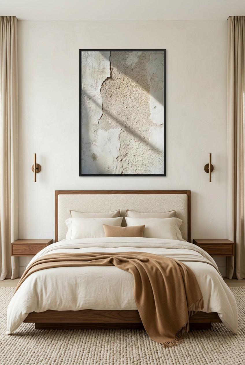 La Fessura — poster con cornice nera in una camera da letto