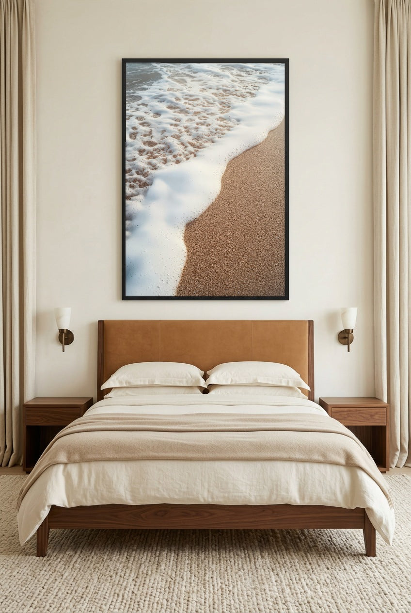 A Espuma da Areia — poster com moldura preta num quarto