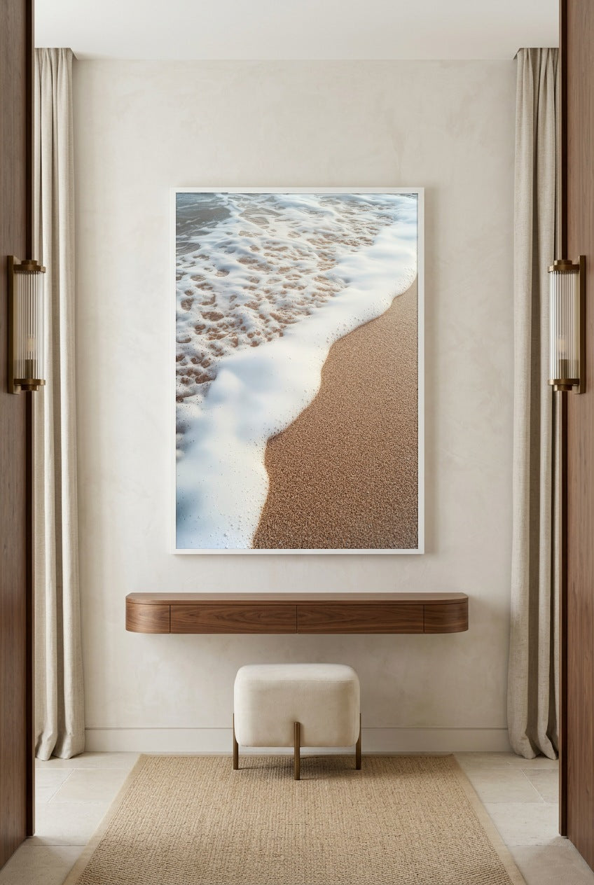 A Espuma da Areia — poster com moldura branca numa entrada