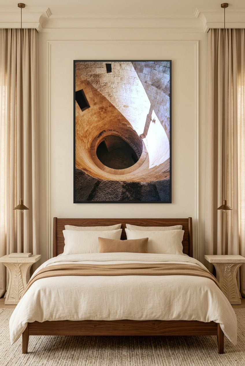 Le Puits — póster con marco negro en un dormitorio