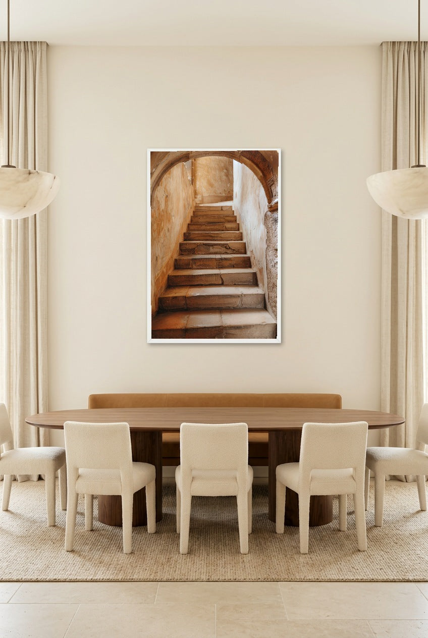 O Arco Antigo — poster com moldura branca numa sala de jantar