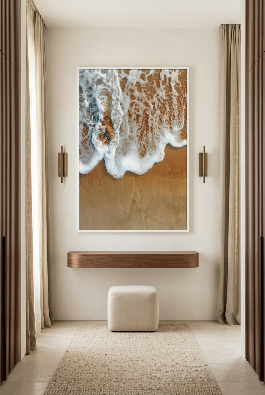 A Espuma Dourada — poster com moldura branca num hall de entrada