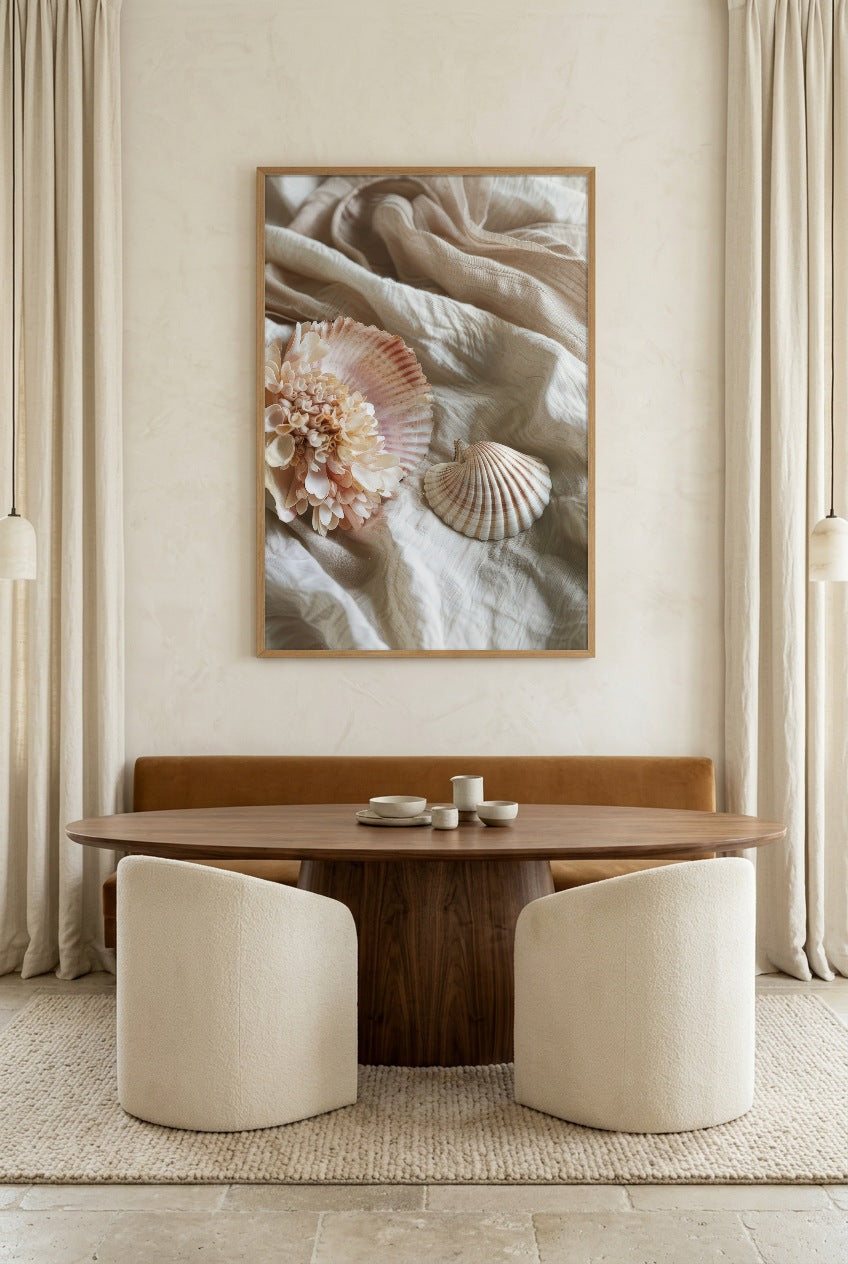 Le Nid de Nacre — poster in eikenhouten lijst in een eetkamer