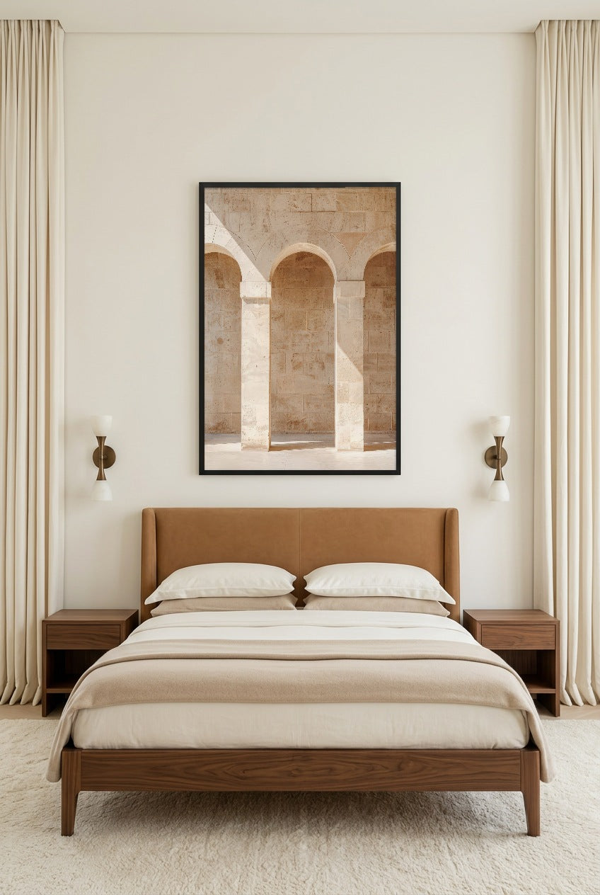Os Três Arcos — poster com moldura preta num quarto