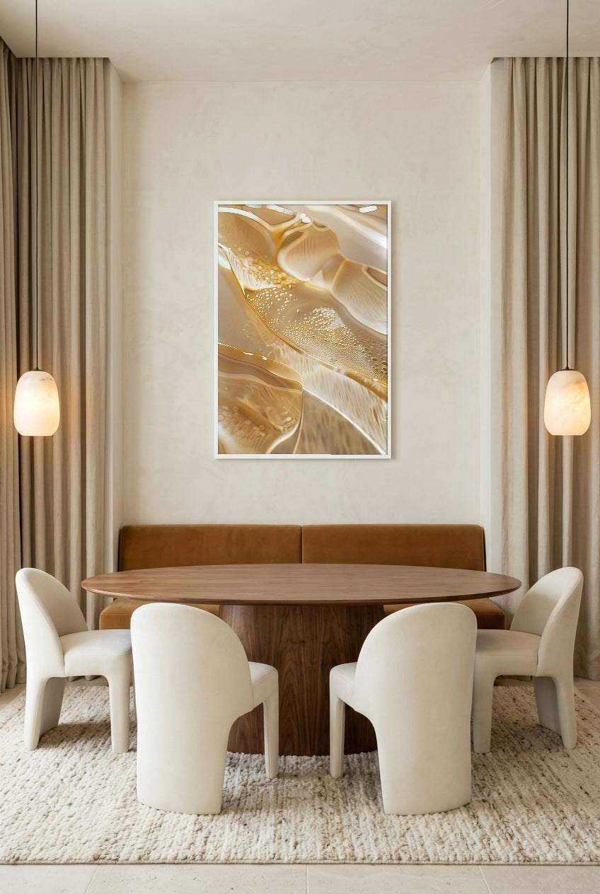 O Ouro Vivo — poster com moldura branca numa sala de jantar