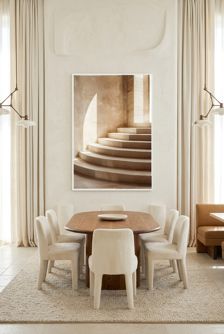 A Escada Curva — poster com moldura branca numa sala de jantar