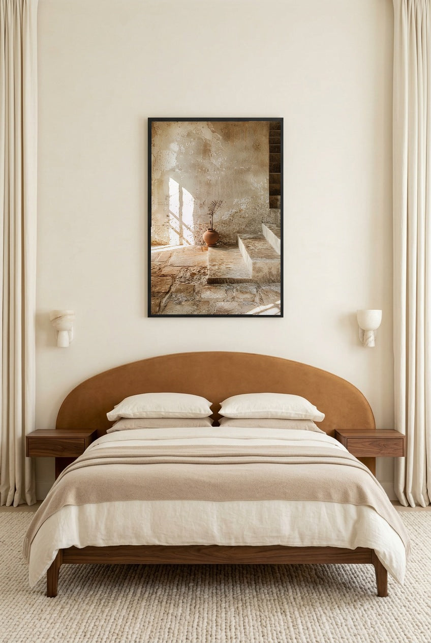 Le Vase sur la Marche — affiche en cadre noir dans une chambre