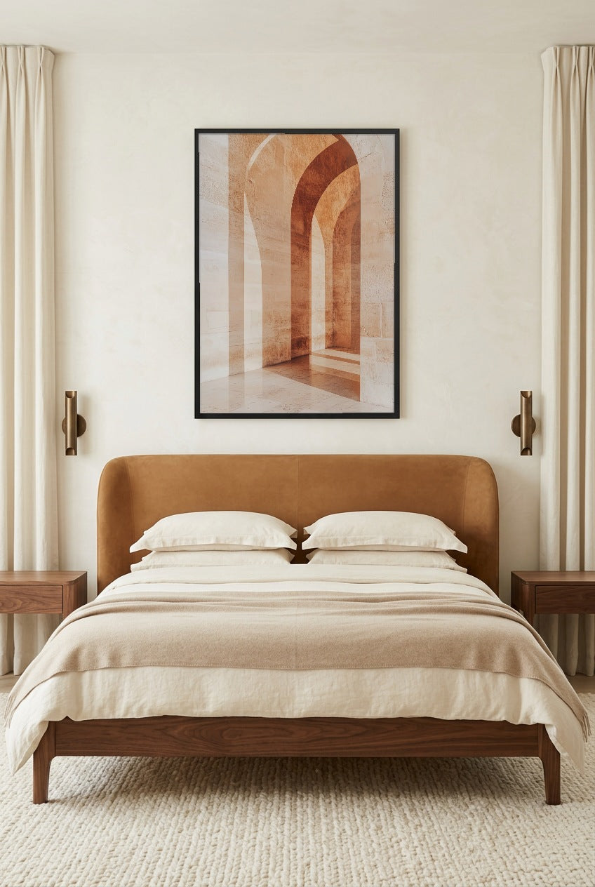 Le Passage Terracotta — affiche en cadre noir dans une chambre