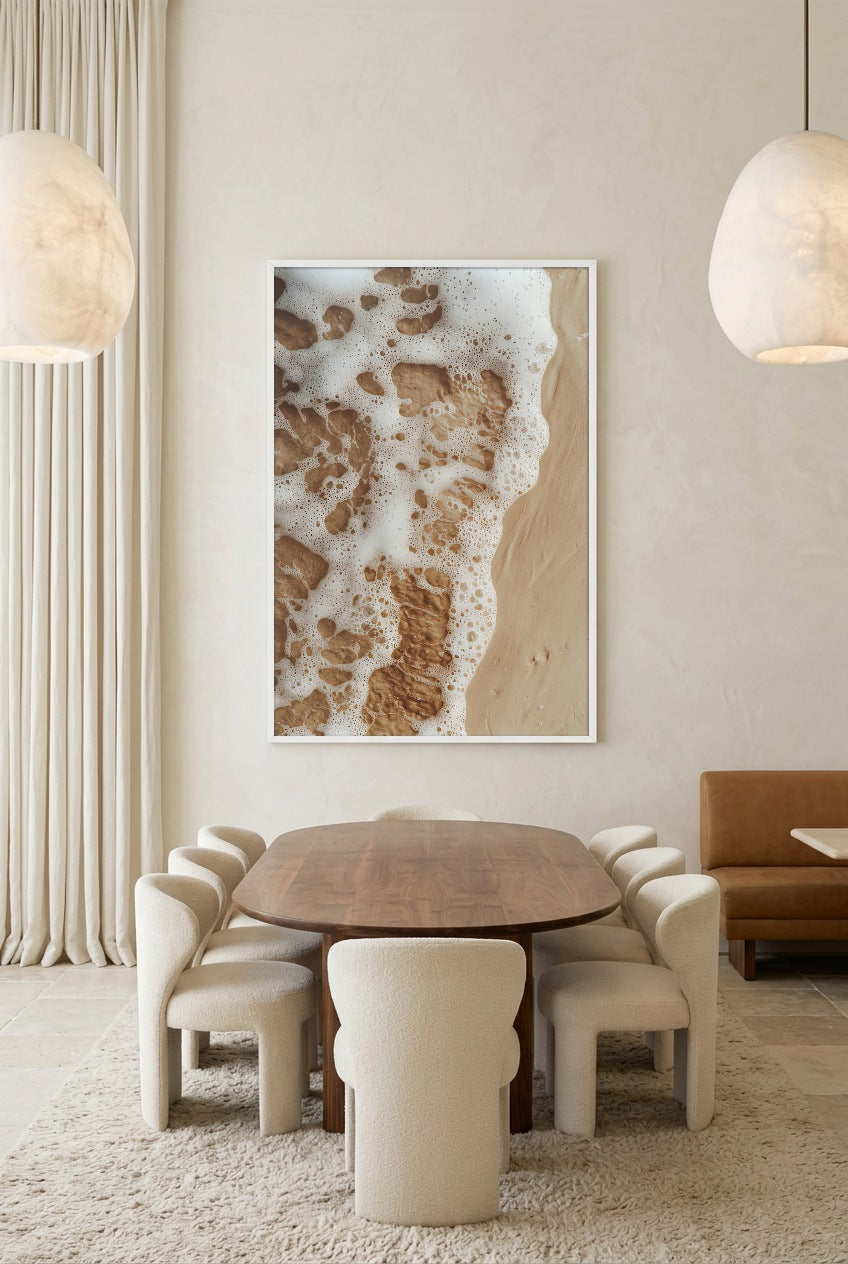 Le Sable et l’Écume — affiche en cadre blanc dans une salle à manger