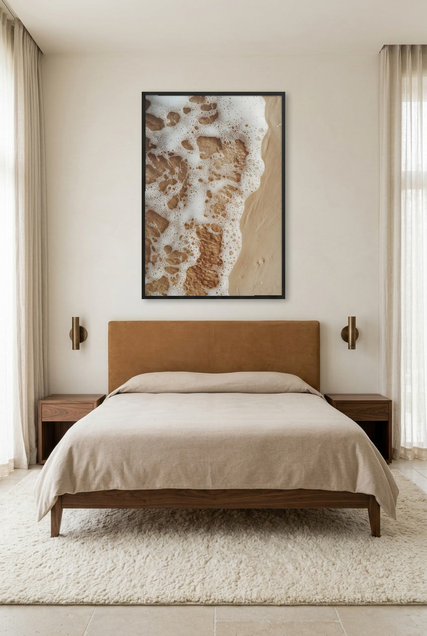Le Sable et l’Écume — affiche en cadre noir dans une chambre