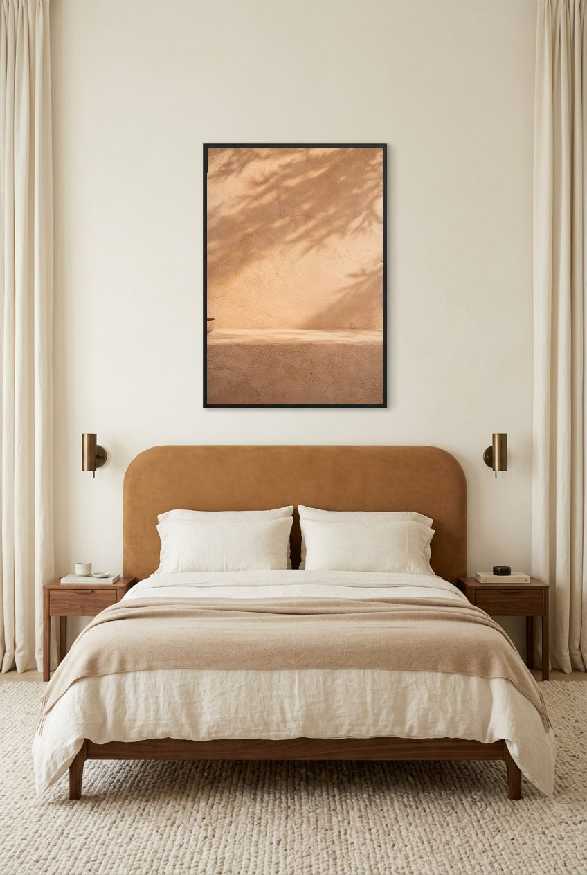 A Sombra da Oliveira — poster com moldura preta num quarto