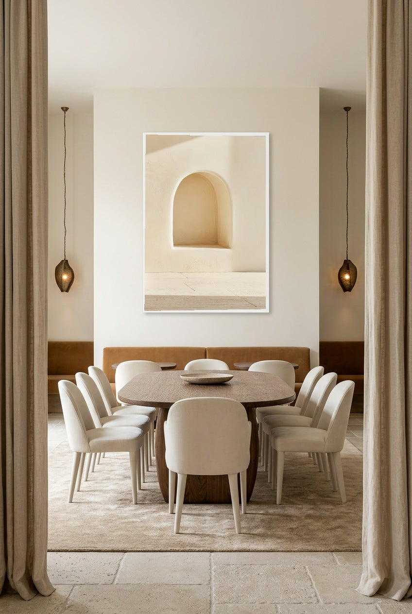 L’Arche Blanche — affiche en cadre blanc dans une salle à manger