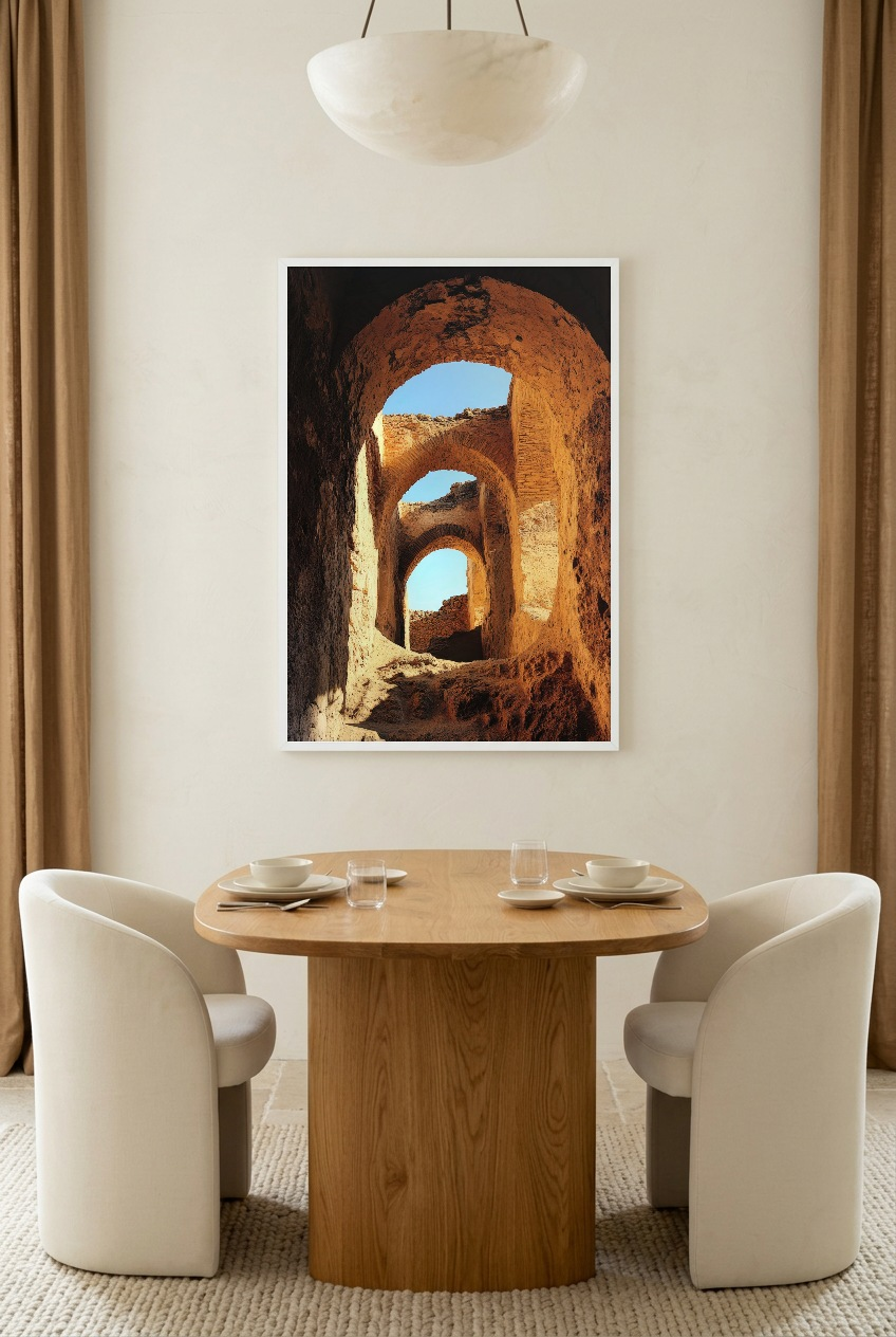 Les Ruines d’Or — affisch i vit ram i en matsal