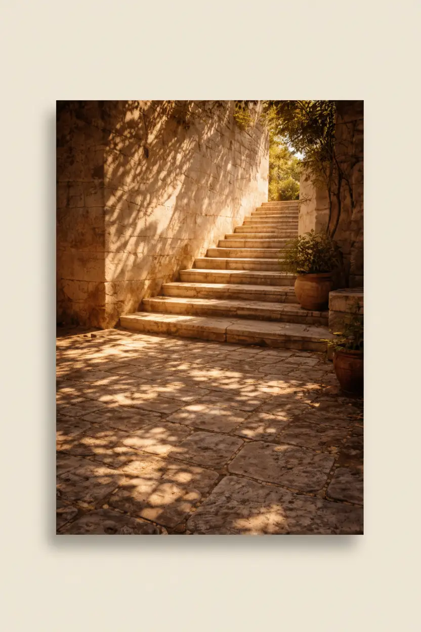 L’Escalier du Jardin — Affiche murale minimaliste doré et pierre méditerranéenne — affiche murale minimaliste | Cassili-home