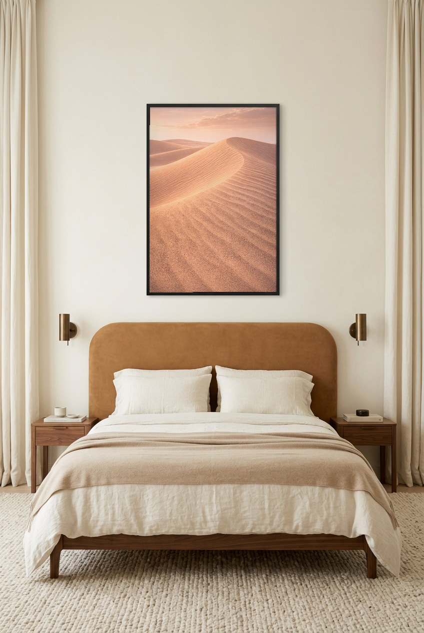 Silence des Dunes — poster in zwarte lijst in een slaapkamer