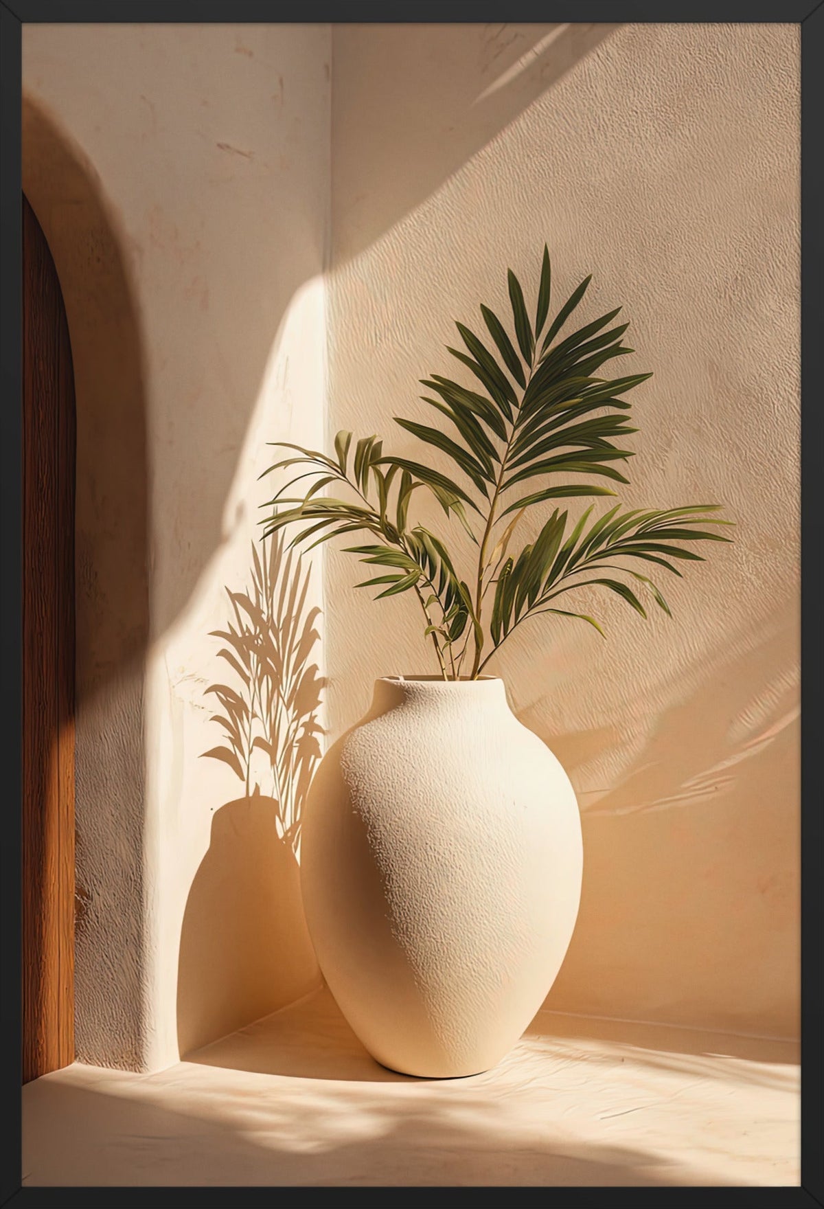 Die Vase unter der Palme — gerahmt in Schwarz, 61 × 91 cm