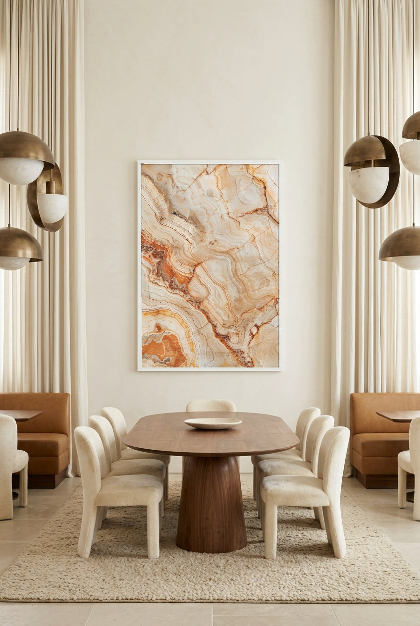 L’Onyx Beige — poster in witte lijst in een eetkamer